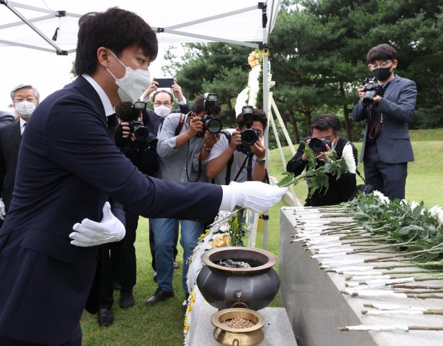 이준석 국민의힘 대표가 백범 김구 선생 72주기를 맞아 26일 오전 서울 용산구 효창공원 김구 선생의 묘소를 찾아 참배하며 헌화하고 있다./연합뉴스