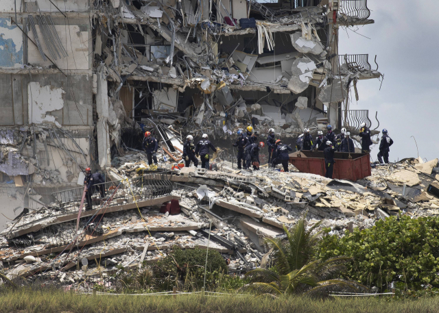 구조 당국 관계자들이 붕괴한 미 플로리다주 서프서이드 아파트를 26일(현지 시간) 점검하고 있다. /AFP연합뉴스