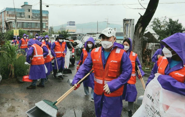 지난 26일 경기도 이천시 덕평리 인근 마을을 찾은 쿠팡 임직원들이 마을 정화 활동을 하고 있다./사진 제공=쿠팡