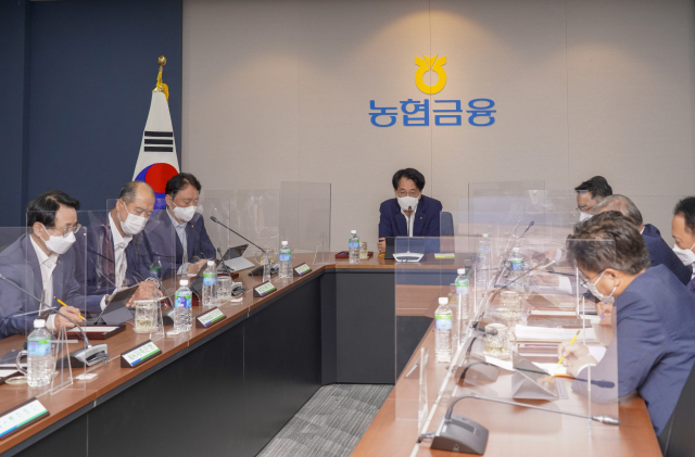 손병환(가운데) 농협금융지주 회장이 지난 25일 서울 중구 농협금융 본사에서 계열사 최고경영자(CEO) 협의회를 주재하고 있다. /사진 제공=농협금융