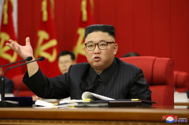 북한이 지난 15일 노동당 중앙위원회 제8기 제3차 전원회의를 열었다고 조선중앙통신이 16일 보도했다. 사진은 김정은 총비서가 회의를 주재하며 오른손을 펼쳐 보이고 있다. 책상에는 각종 자료가 펼쳐져 있는 모습이다. /연합뉴스
