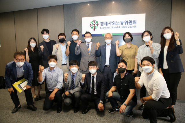 문성현(뒷줄 오른쪽 네번째) 경사노위 위원장이 25일 서울 경사노위 회의실에서 MZ세대 청년·사무직 노조 관계자들과 만나 간담회를 열고 파이팅을 외치고 있다./ 사진제공=경사노위