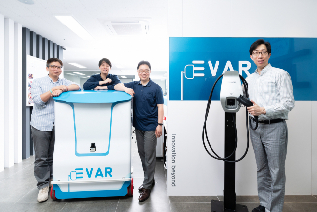 이훈(오른쪽) 에바 대표가 이동식·스마트형 전기차 충전기를 소개하고 있다. /사진 제공=삼성전자 C랩