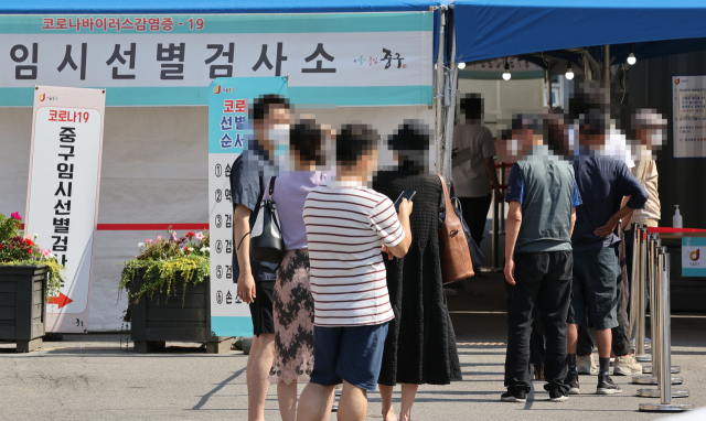 27일 서울역 광장에 마련된 코로나19 임시 선별검사소에서 시민들이 줄을 서고 있다./연합뉴스