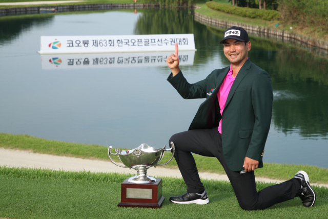 이준석이 27일 코오롱 한국오픈에서 우승한 뒤 트로피를 배경으로 포즈를 취하고 있다. /사진 제공=코오롱 한국오픈 조직위