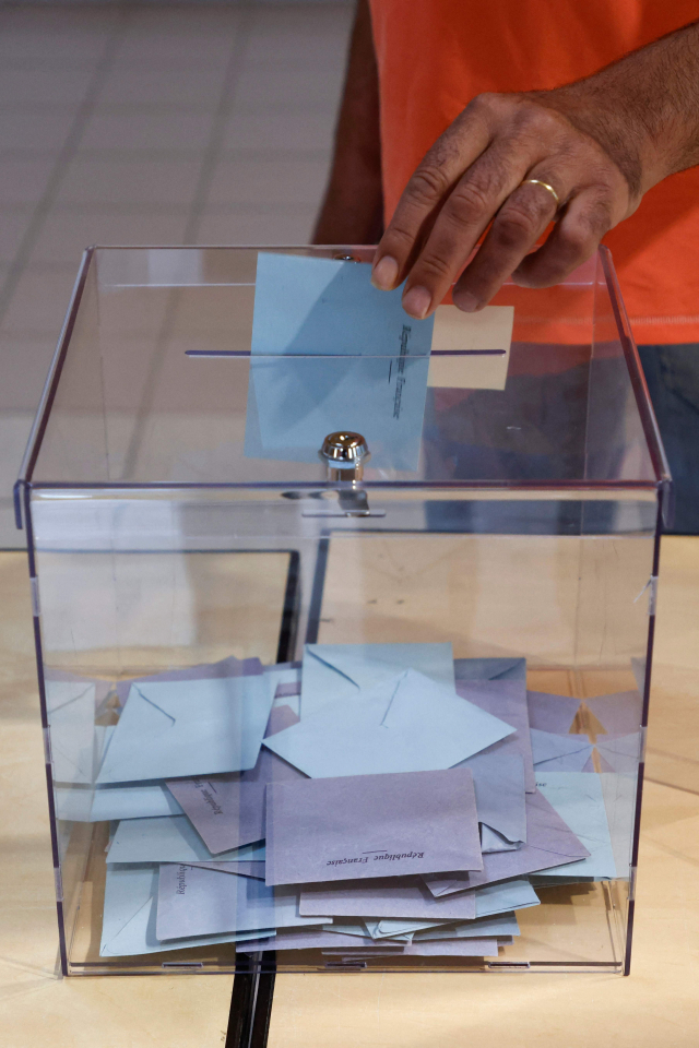 프랑스 북부의 한 투표소에서 한 시민이 선거용지를 투표하고 있다./AFP연합뉴스