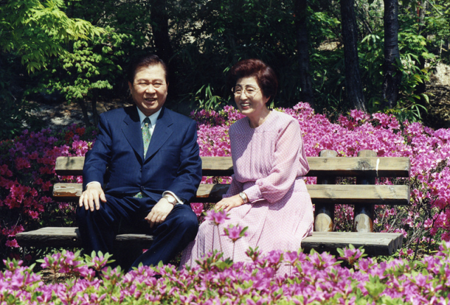 1999년 철쭉꽃이 만발한 봄날 김대중 대통령과 이희호 여사가 청와대 벤치에 앉아 있다./사진출처=김대중평화센터