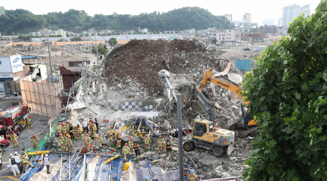 9일 오후 광주 동구 학동의 한 철거 작업 중이던 건물이 붕괴해 도로 위로 건물 잔해가 쏟아져 시내버스 등이 매몰됐다. /연합뉴스