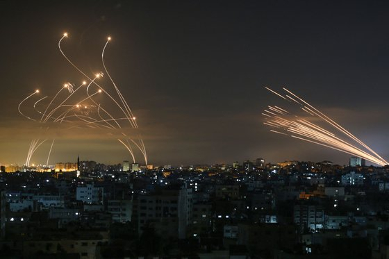 지난 5월 14일 팔레스타인 하마스가 로켓탄을 쏘자 이스라엘이 아이언돔을 발사해 공중에서 요격하고 있다./AFP연합뉴스
