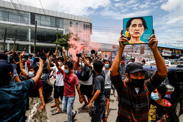 19일 양곤에서 시민들이 아웅산 수치의 그림을 들고 군부의 쿠데타에 반대하는 시위 행진을 하고 있다. /AFP연합뉴스