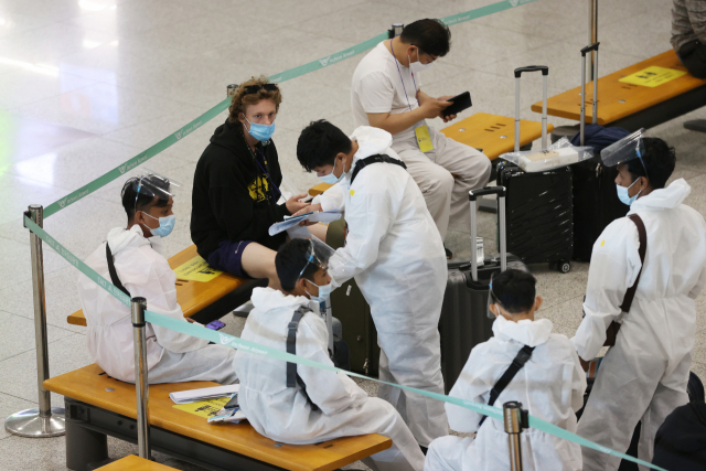 코로나바이러스인 '델타 변이'가 전 세계에서 급속도로 확산하고 있는 가운데 24일 오전 인천국제공항을 통해 입국한 외국인들이 교통편을 기다리고 있다. /연합뉴스