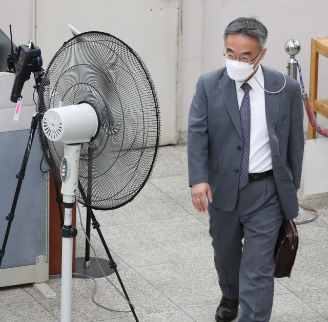 사법행정권 남용 의혹 사건으로 기소된 임종헌 전 법원행정처 차장이 7일 오전 서울 서초구 서초동 서울중앙지법에서 열린 1심 속행 공판에 출석하고 있다. /연합뉴스