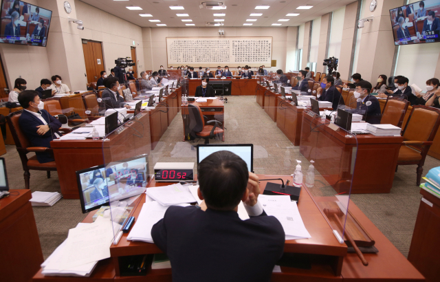 박주민 더불어민주당 의원이 28일 법제사법위원회 전체회의를 주재하고 있다. / 성형주 기자