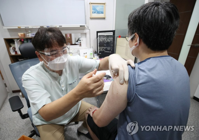 교육부 '2학기 개학 후 백신맞는 고3, 접종 당일 및 최대 이틀 출석 인정'