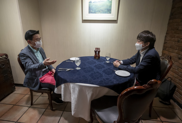 이준석(오른쪽) 국민의힘 대표가 25일 오후 서울 중구의 한 식당에서 황교안 전 대표와 만찬회동을 가지고 있다./연합뉴스