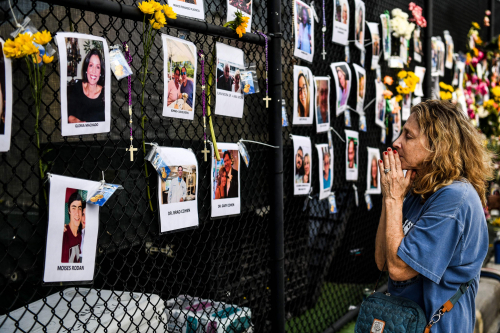 미국 플로리다주 아파트 붕괴 사고 현장 인근에 조성된 사망자들을 기리는 추모 공간. /AFP연합뉴스