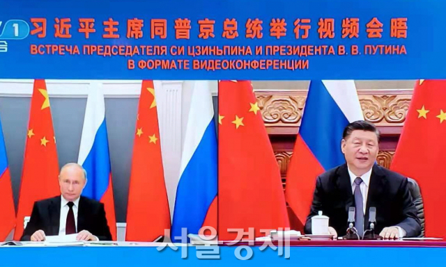 블라디미르 푸틴 러시아 대통령과 시진핑 중국 국가주석이 28일 화상 정상회담을 하고 있다. /CCTV 캡처