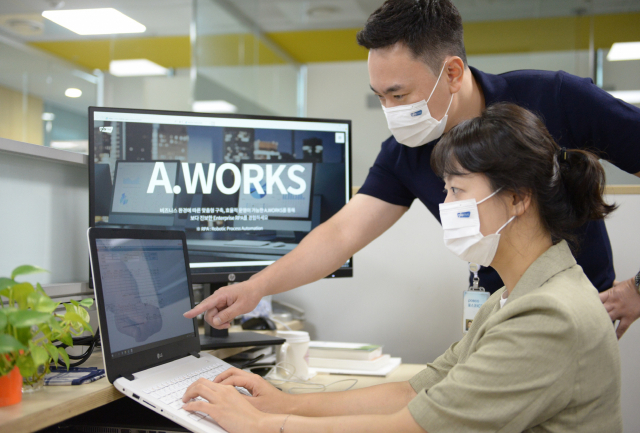 28일 경기 성남시 포스코ICT 판교 사옥에서 직원들이 포스코ICT가 개발한 RPA 솔루션 ‘A.WORKS(에이웍스)’를 기반으로 업무를 하고 있다. /사진 제공=포스코ICT