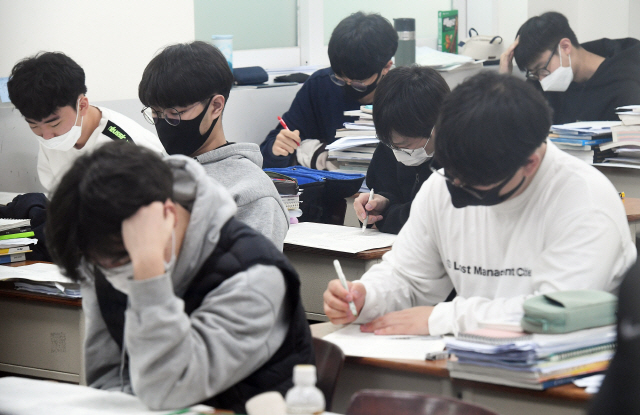 서울 성북구의 한 학원에서 수험생들이 수능시험을 대비해 공부하고 있다. /서울경제DB