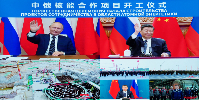 시진핑(화면 위 오른쪽) 중국 국가 주석과 블라디미르 푸틴(화면 위 왼쪽) 러시아 대통령이 지난 19일 중국 장쑤성 톈완 원전과 랴오닝성 쉬다바오 원전 착공식을 화상으로 참관하면서 손을 흔들고 있다. /신화연합뉴스
