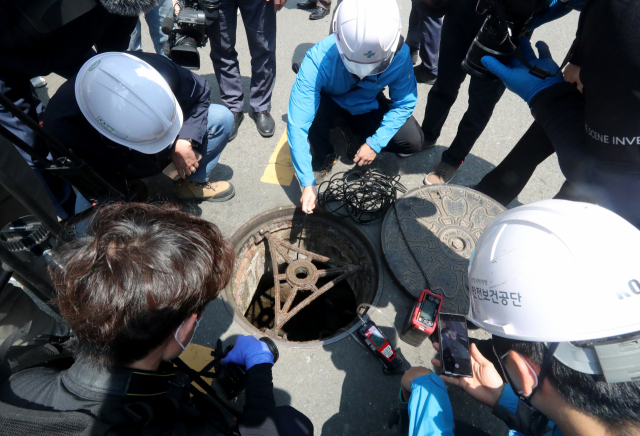 28일 오전 부산 사하구 한 조선소에서 유독가스를 마시고 2명이 숨진 것과 관련 경찰, 환경관리공단 등 유관기관이 합동감식을 벌이고 있다. /연합뉴스