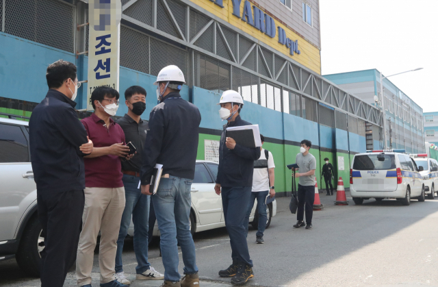 28일 오전 부산 사하구 한 조선소에서 유독가스를 마시고 2명이 숨진 것과 관련 경찰, 환경관리공단 등 유관기관이 합동감식을 벌이고 있다. /연합뉴스