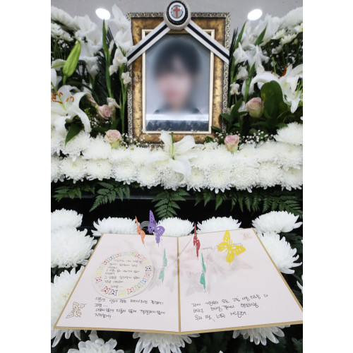 10일 오전 경기도 성남시 국군수도병원 장례식장에 마련된 고(故) 이 모 중사 분향소에 이 중사의 어머니가 쓴 편지가 놓여 있다. /연합뉴스