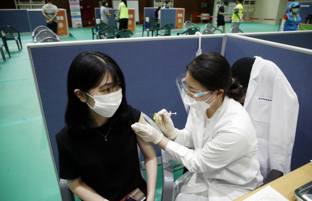 22일 오후 광주 북구 백신 접종센터에서 30세 미만 사회필수인력 대상자들이 화이자 백신을 접종받고 있다. /연합뉴스