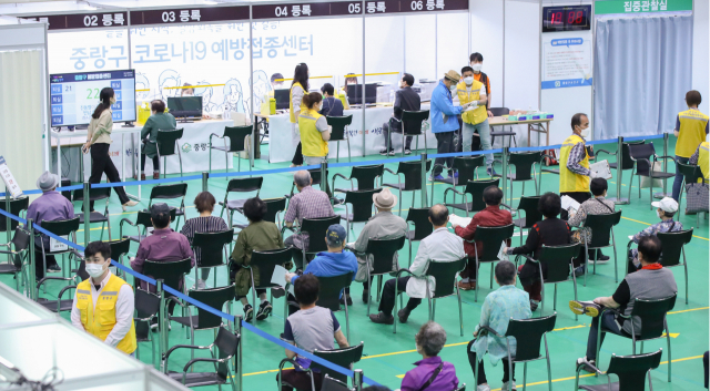 3일 오전 서울 중랑문화체육관에 마련된 접종센터에서 백신 접종을 마친 시민들이 등록을 기다리고 있다. /연합뉴스