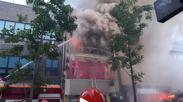 29일 오전 울산 중구 상가 화재 진화현장. /사진제공=울산소방본부