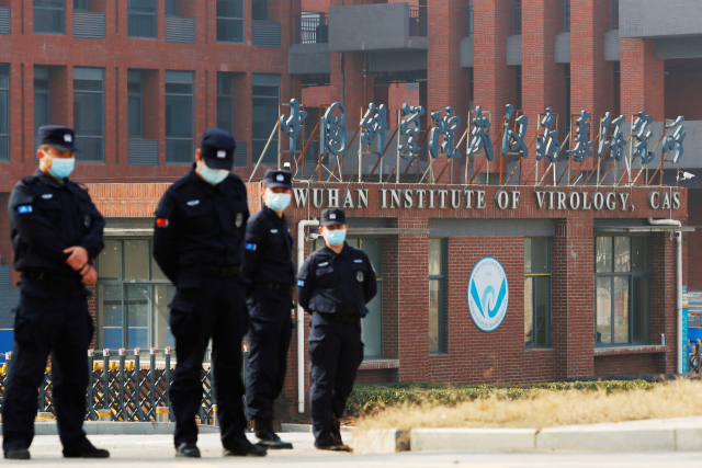 중국 우한 바이러스연구소 앞에서 보안요원들이 경비를 서고 있다./로이터연합뉴스