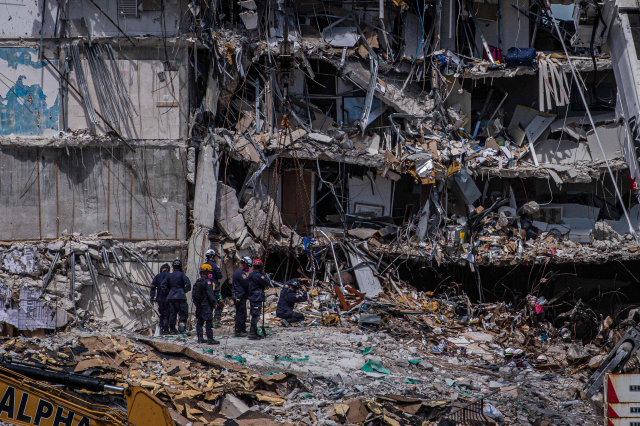 미국 플로리다주 서프사이드의 12층 아파트 붕괴사고 현장에서 지난 27일(현지시간) 구조대가 건물 잔해를 헤치며 생존자를 찾고 있다./AFP연합뉴스