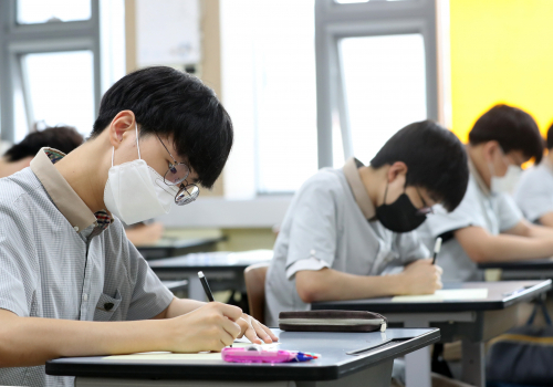 지난 3일 강원 춘천시 성수고등학교에서 3학년 학생들이 대학수학능력시험 대비를 위한 6월 모의평가 시험을 치르고 있다. /춘천=연합뉴스