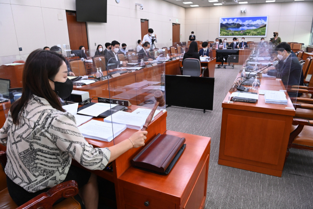 이재정 의원이 지난 23일 외교통일위원회 법안심사 소위원회 개의를 선언하고 있다. / 성형주 기자