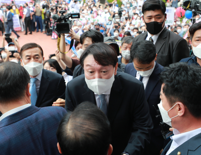 윤석열 전 검찰총장이 29일 서울 서초구 매헌 윤봉길 의사 기념관에서 대선출마 선언을 하기 위해 입장하고 있다. /성형주 기자