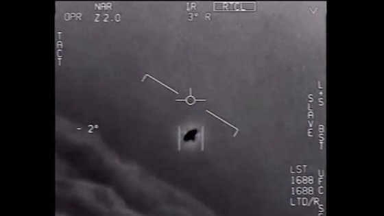 미 해군 전투기가 2004년 샌디에이고 인근 상공에서 포착한 UFO. /유튜브 캡처