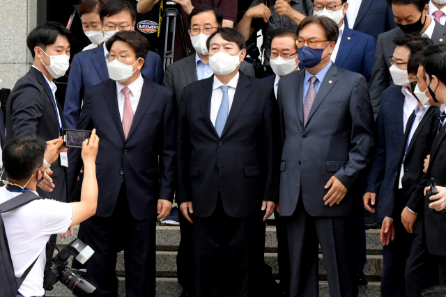 윤석열 전 검찰총장이 29일 대선 출마 선언에 앞서 지지자들 앞에 서고 있다. / 성형주 기자