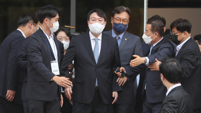 지지자에게 모습 드러낸 윤석열 전 검찰총장 (서울=연합뉴스) 윤석열 전 검찰총장이 29일 오후 서울 서초구 매헌 윤봉길 의사 기념관에서 대선 출마 기자회견에 앞서 국회의원 및 내빈들과 함께 지지자들 앞에 서고 있다. 2021.6.29 [국회사진기자단] jeong@yna.co.kr (끝)