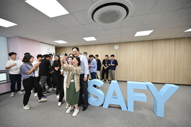지난해 8월 SSAFY 광주 교육센터를 방문한 이재용 부회장이 교육생들과 셀카를 찍고 있다./사진제공=삼성전자