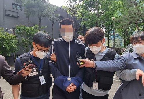70대 노인을 무차별 폭행한 김모씨가 영장심사에 출석하고 있다./연합뉴스