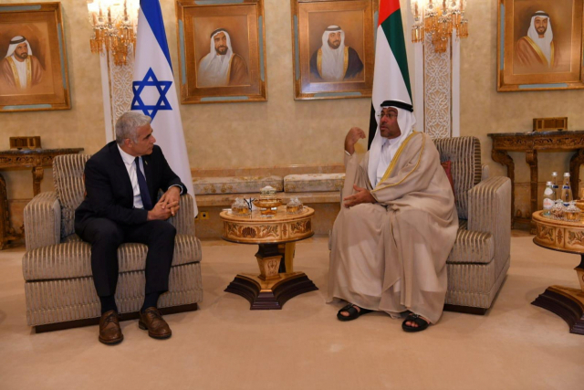 야이르 라피드 이스라엘 외무장관(왼쪽)이 29일(현지시간) 아랍에미리트(UAE)의 아부다비를 방문해 아흐메드 알리 알 사예그 UAE외부장관과 회담하고 있다. 이스라엘 고위 관리가 UAE를 방문한 건 지난해 9월 도널드 트럼프 전 미국 대통령의 중재로 이스라엘과 UAE가 역사적인 평화협약(아브라함 협약) 이후 처음이다./로이터연합뉴스