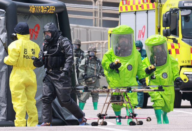 [사진] 드론 테러 대응 훈련...'독성물질 오염도 철저 확인'