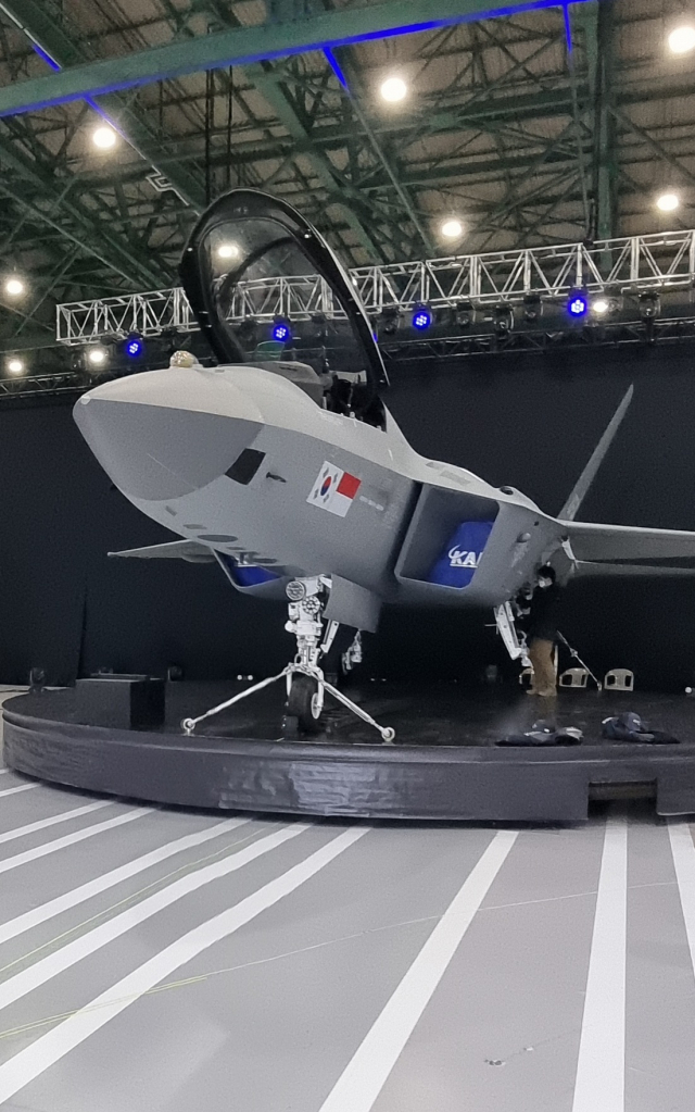 KF-21보라매(KF-X) 시제 1호기가 지난 2021년 4월 9일 경남 사천 한국항공우주산업(KAI) 생산현장에서 열린 출고식을 통해 위용을 드러내고 있다. /사진제공=KAI