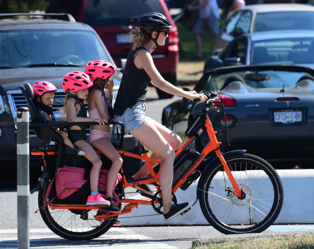 29일 캐나다 브리티시 컬럼비아주 리턴 지역의 기온이 47.9도에 달하는 등 기록적인 폭염이 이어지는 가운데 한 여성이 세 명의 아이를 태운 자전거를 타고 도로 위를 지나고 있다. /AFP연합뉴스