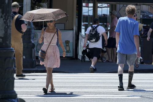 시애틀의 폭염에 한 시민이 양산을 쓰고 걸어가고 있다. /AP연합뉴스