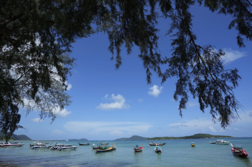 태국 푸켓 라와이 해변에 관광객들을 위한 보트가 텅 빈 채 늘어서 있다. /AP연합뉴스