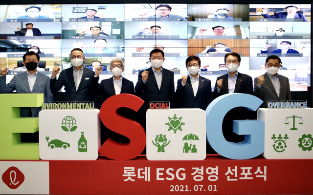 1일 서울 송파구 롯데월드타워에서 진행된 ‘2021 하반기 롯데 VCM’에서 신동빈(왼쪽 네 번째) 롯데 회장을 포함한 주요 경영진이 ESG 경영 선포식을 하고 있다. /사진 제공=롯데