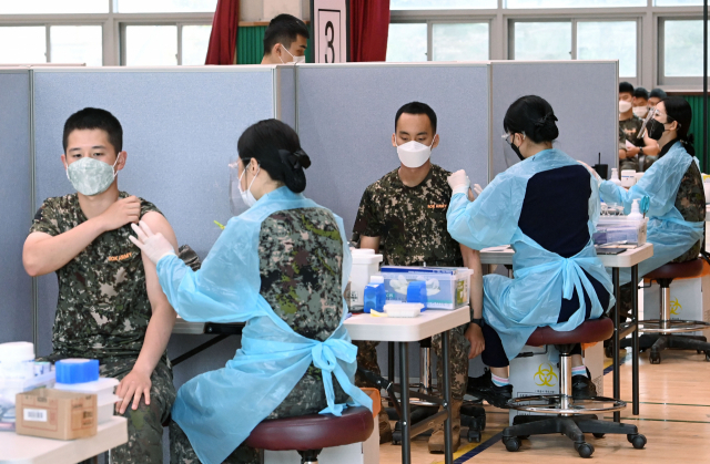 24일 경기도 고양시 육군 9사단(백마부대)에서 장병들이 코로나 백신을 접종하고 있다. /연합뉴스