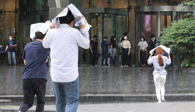 30일 오후 서울 중구 을지로 한 거리에서 시민들이 소나기를 피해 발걸음을 재촉하고 있다. /연합뉴스