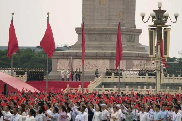 1일 중국 베이징의 톈안먼 광장에서 공산당 창당 100주년 기념식이 열리고 있다. /AP연합뉴스